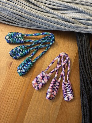 Paracord Zipper Pull Fishtail Knot | Custom handmade tab pull for bags, jackets, luggage, or purse. Personalized gift. - image2